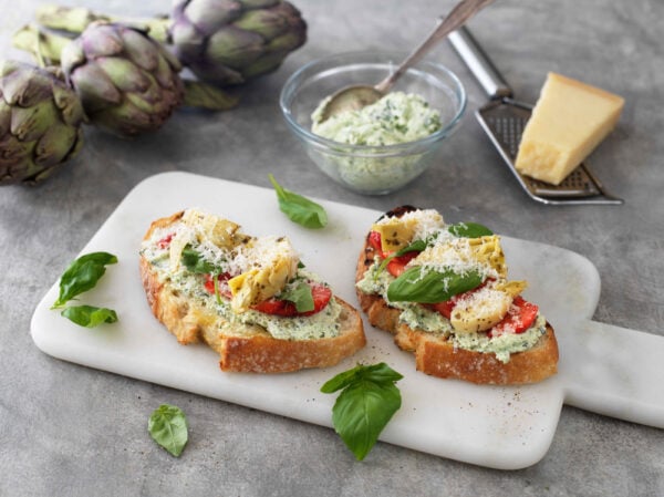 Sommarsmörgås med kronärtskocka och ricotta