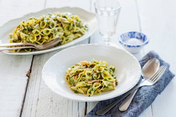 Pasta med spenat och rökt lax