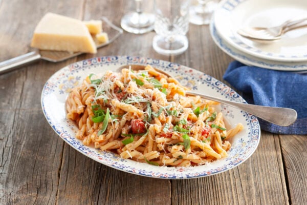 Pasta Strozzapreti med italiensk tomatsås