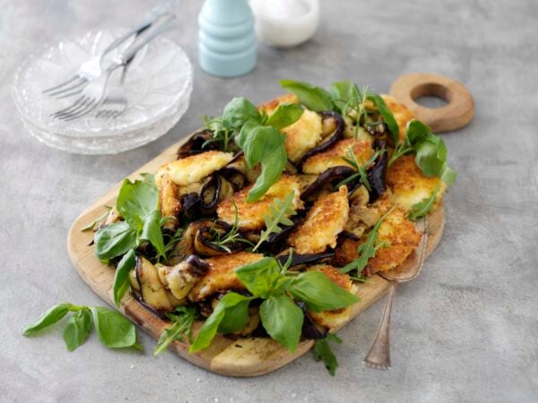 Auberginesallad med panerad mozzarella