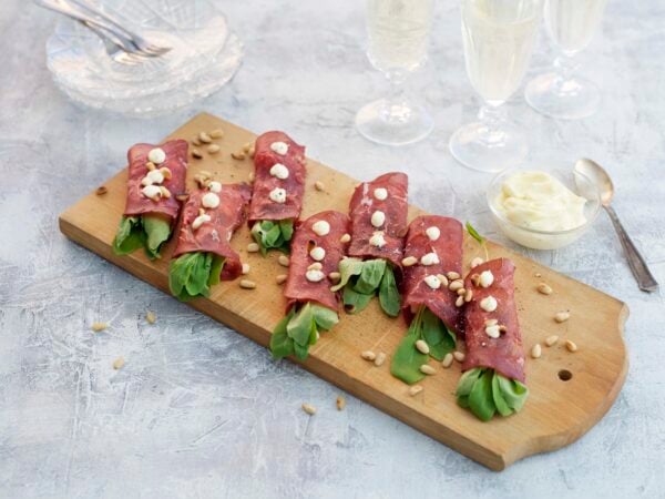 Bresaolarullar med rucola och citronmajonnäs