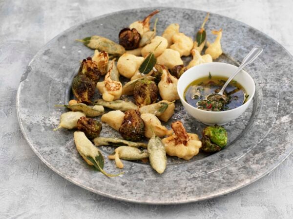 Friterade grönsaker med sardelldipp