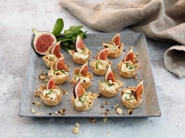 Krustader med fetaostkräm och fikon