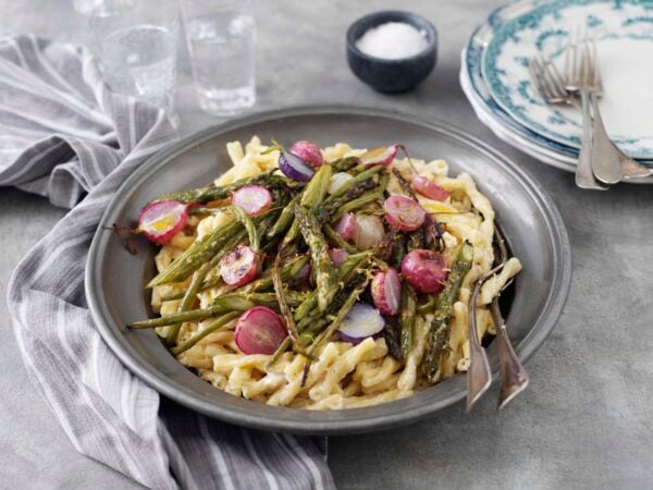 Pasta Strozzapreti med citron och rostade primörer
