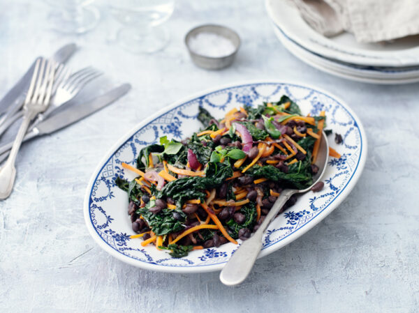 Fräst svartkål med svarta bönor