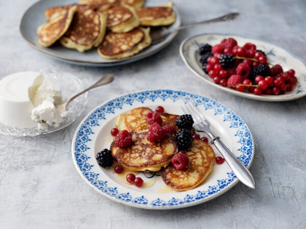 Ricottaplättar med citron och färska bär
