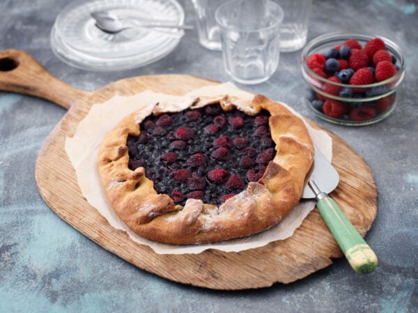 Hallon- och blåbärspaj med kikärtspajdeg