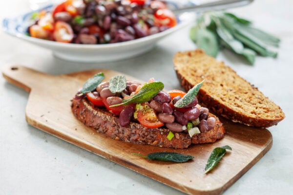 Macka med blandade bönor och friterade salviablad