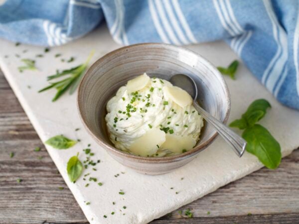 BreOliv med parmesan, rostad vitlök & gräslök