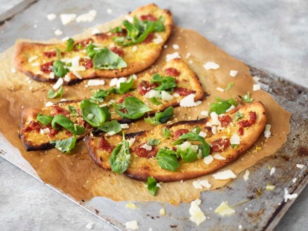 Flatbread med kronärtkockscreme och salsiccia