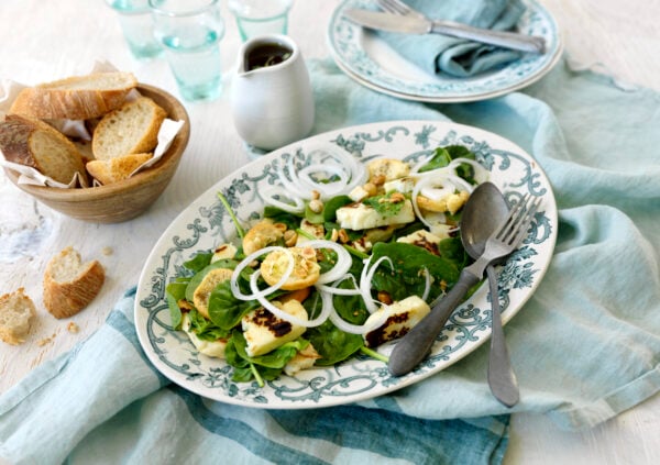 Grillad halloumi med spenat- och hasselnötssallad