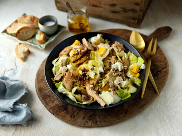 Grillad sommarkål med kapris och tonfisk