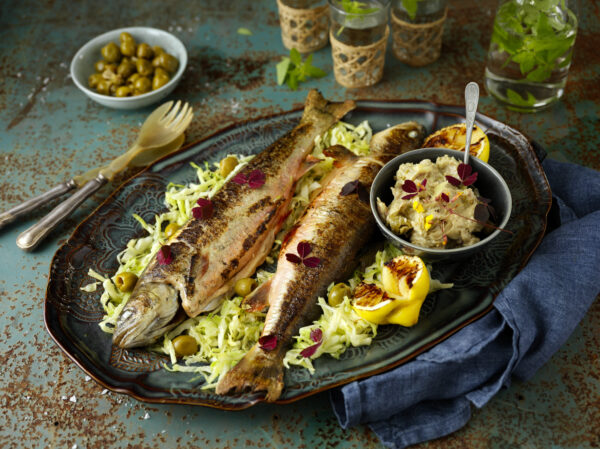 Grillad röding med sommarkål och oliver
