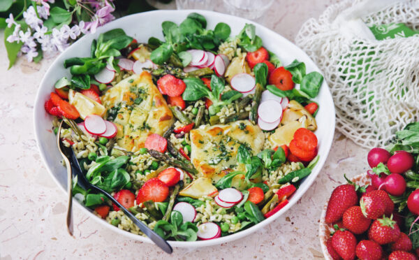 Sommarsallad med helbakad halloumi