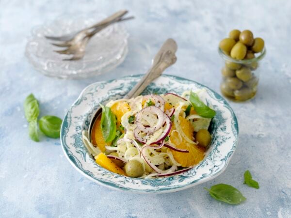 Apelsin- och fänkålssallad med rödlök och gröna oliver