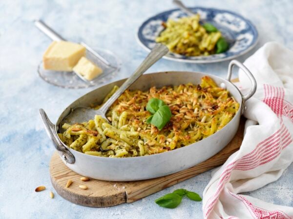 Vegetarisk pastagratäng med zucchini