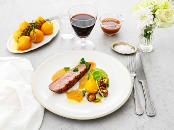 Krispig anka med broccolikräm, gulbeta och skysås