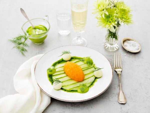 Löjrom med gurka, inkokt kålrabbi och dillolja