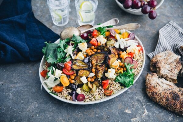 Aubergine- och grynsallad med rostade kikärtor & fetaost