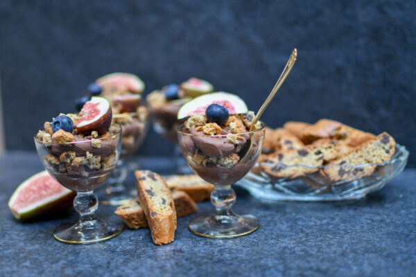 Chokladkräm med krossade cantucciniskorpor & blåbär