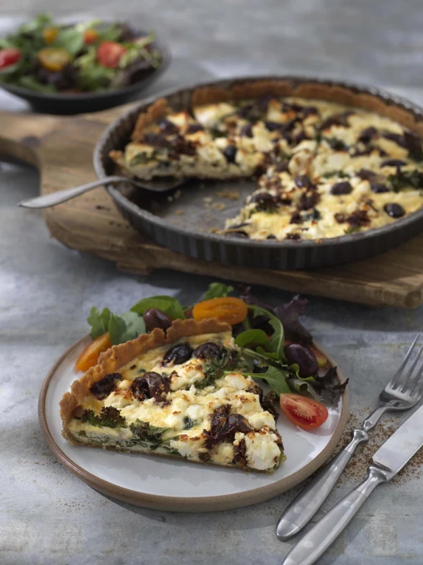 Fetaostpaj med oliver och soltorkade tomater