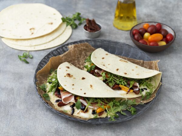 Piadina med soltorkade tomater och parmaskinka