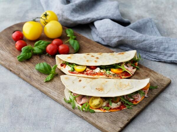 Piadina med tomat, mozzarella, prosciutto cotto