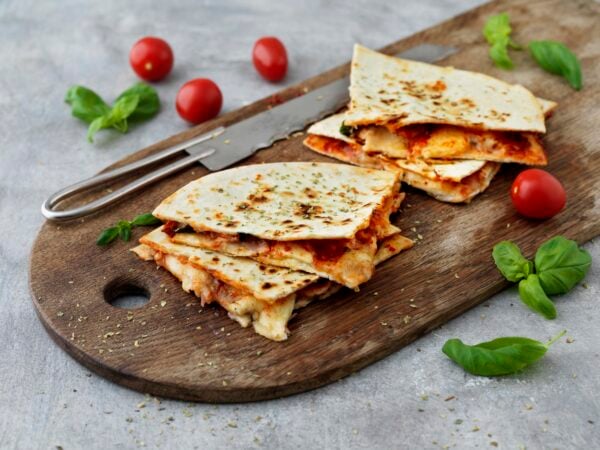 Piadina med tomat, prosciutto och mozzarella