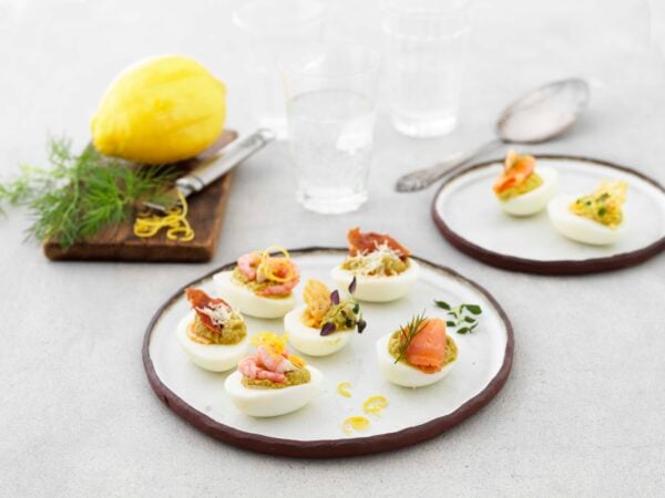 Ägghalvor med olika toppings & crème av kronärtskocka med pistagenötter