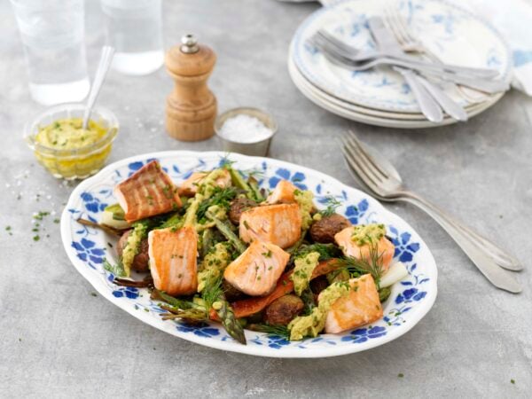 Halstrade laxkuber med crème av kronärtskocka