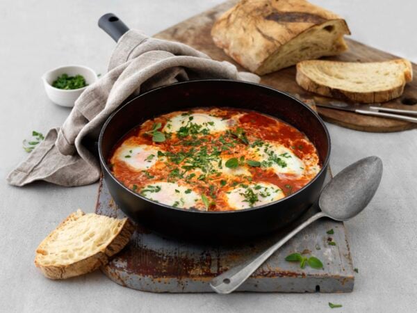 Ägg i tomatsås med vita bönor