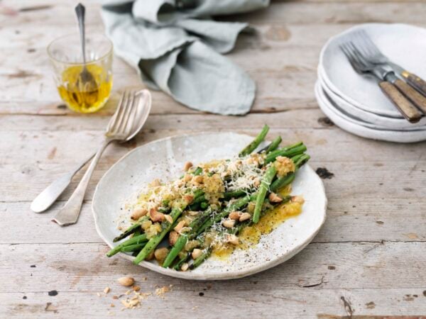 Grillade bönor med lökvinägrett och parmesan