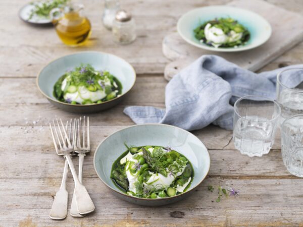 Ljummen sallad på primörer och burrata