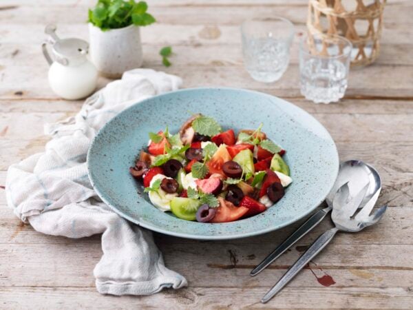 Sommarsallad med tomater, bär och mozzarella