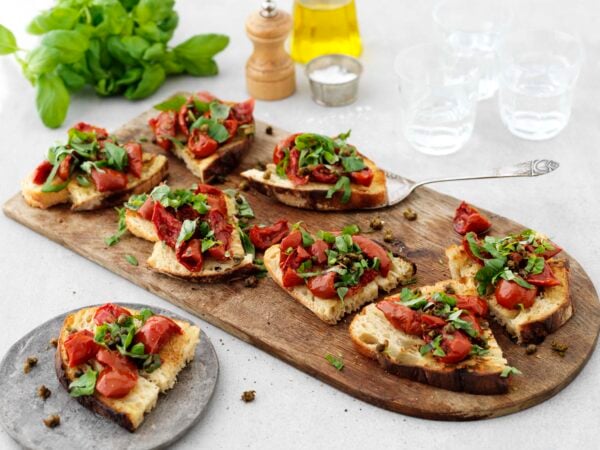 Bruschetta med långbakade tomatklyftor och friterad kapris