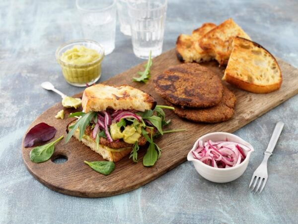 Linsburgare med pestomajonnäs och picklad rödlök
