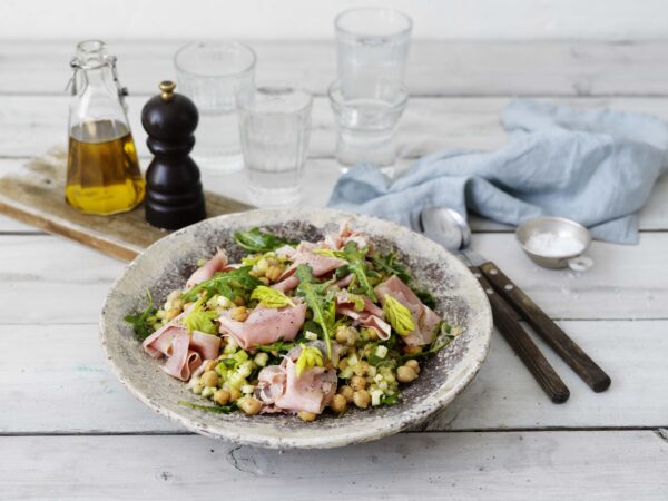 Kikärts- och sellerisallad med prosciutto cotto