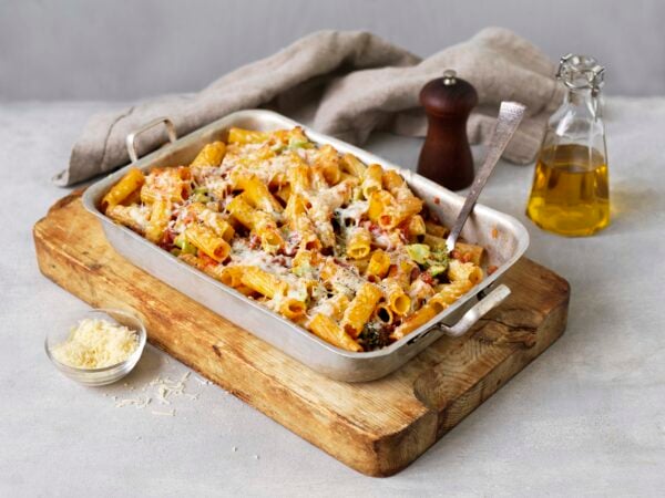 Pastagratäng med tomat, broccoli och pancetta