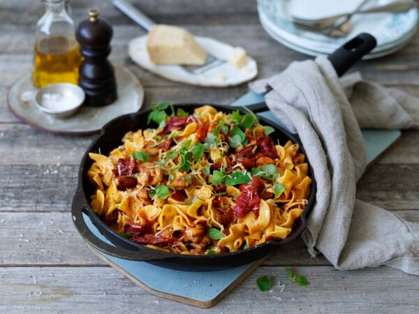Pasta Pappardelle med kyckling, tomat och grana padano