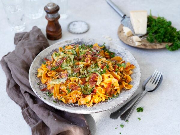 Pasta Pappardini med röd pesto och salami