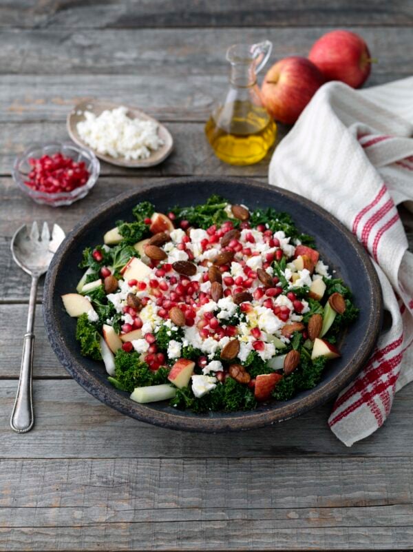 Grönkålssallad med fetaost och granatäpple