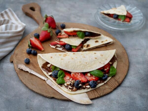 Piadina med nötkräm, bär och rostad mandel