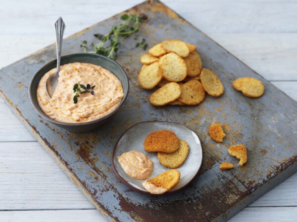 Krämig dippsås med chili och paprikapesto