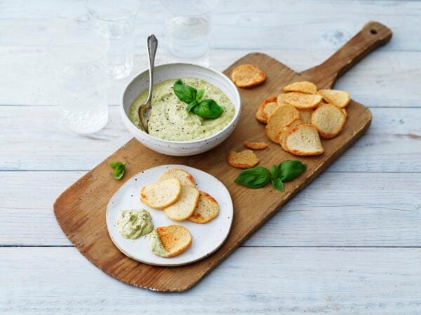 Krämig dippsås med pesto