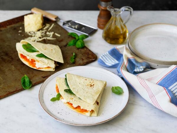 Piadina med Pesto Piccante, mozzarella och örter