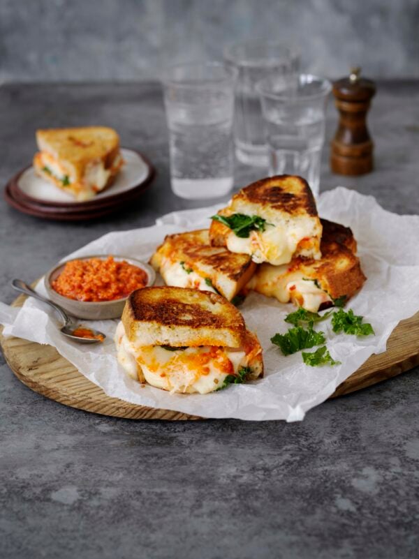 Grilled cheese sandwich med tre italienska ostar