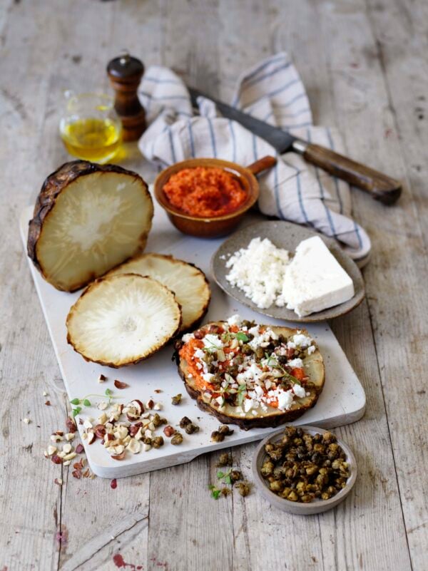 Bakad rotselleri med het paprikaröra och fetaost