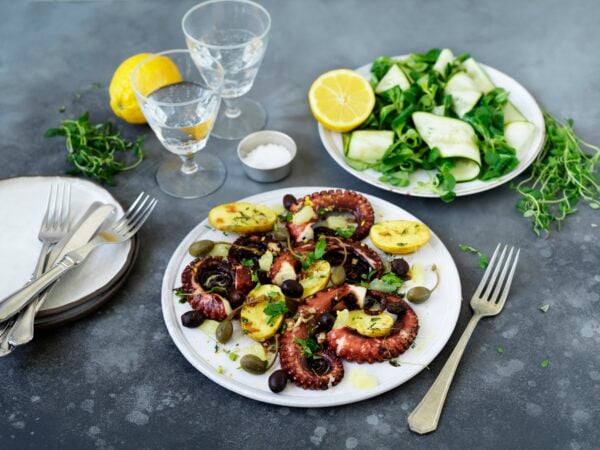 Krispig bläckfisk med oliver, kapris och rostad potatis