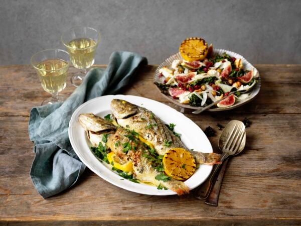 Krispigt grillad abborre med granatäpple och fänkål