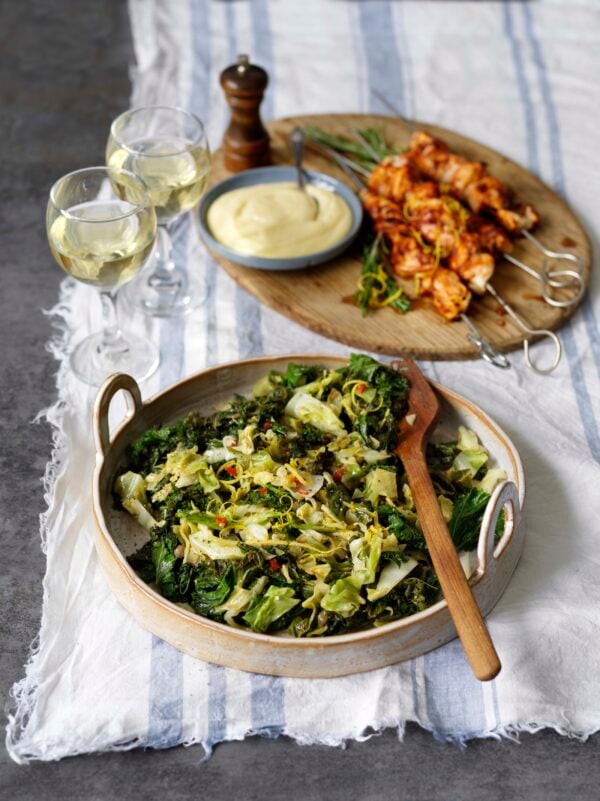 Fräst kål med italienska smaker och kycklingspett